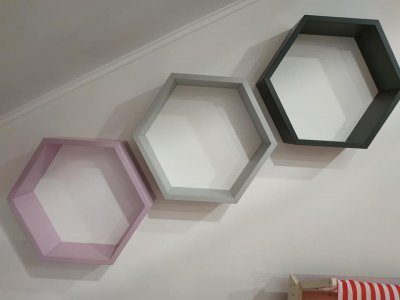 Závěsná police HEXAGON - NA MÍRU v různých barvách
