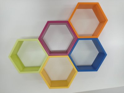 Závěsná police HEXAGON s volitelným dekorem 