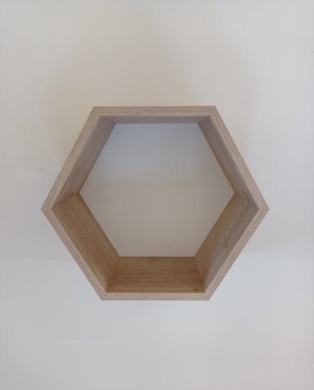 Závěsná police HEXAGON - NA MÍRU v různých barvách