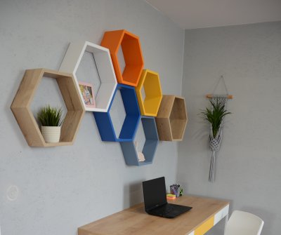 Závěsná police HEXAGON - NA MÍRU v různých barvách
